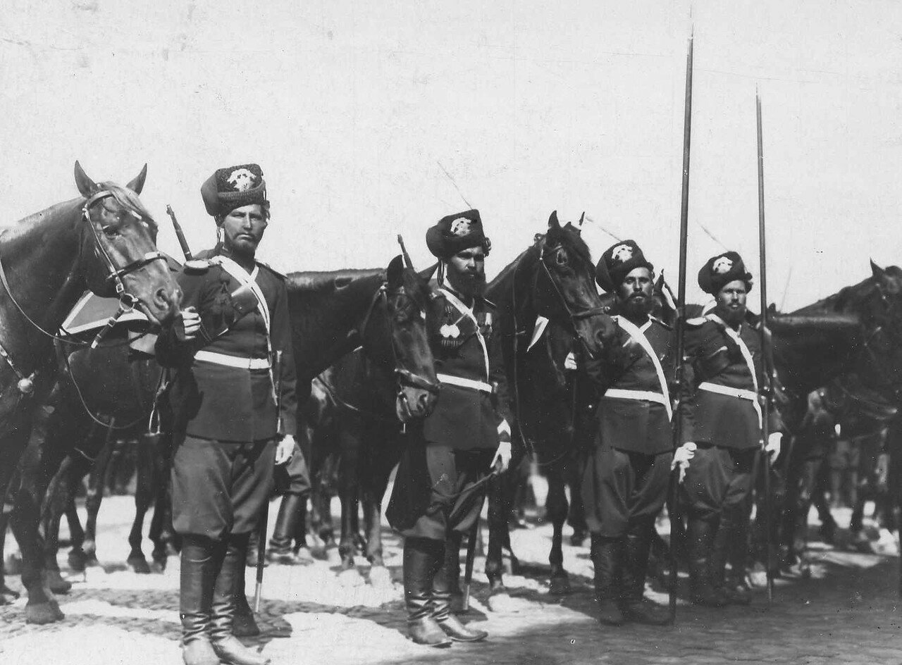 95.Спешившийся отряд лейб-гвардии Атаманского полка, сопровождавший Р.Пуанкаре во время его пребывания в России